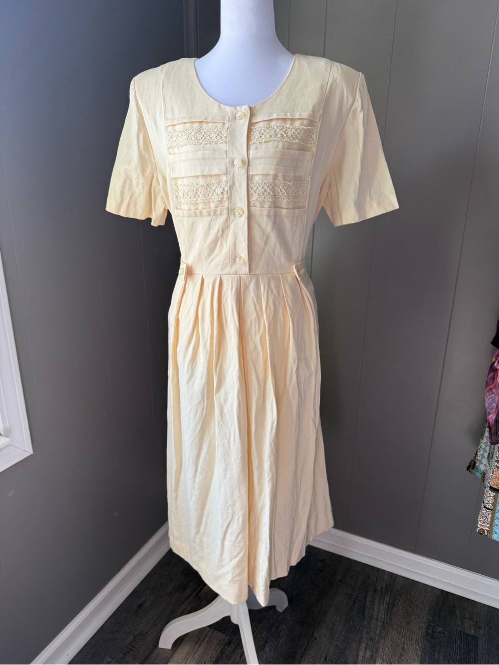Vintage Yellow Button-Front Midi Dress with Lace Yoke